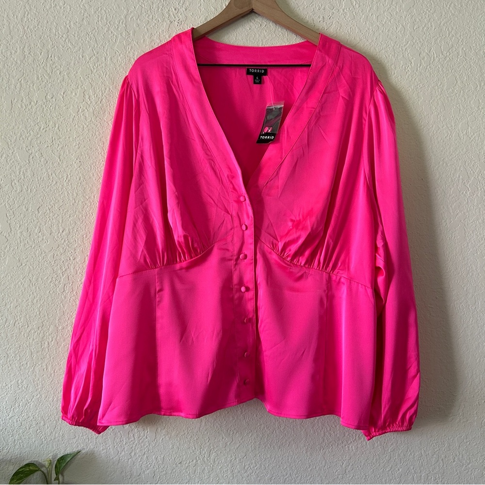 🌷Torrid Hot Pink Satin Button-Front Top—4X